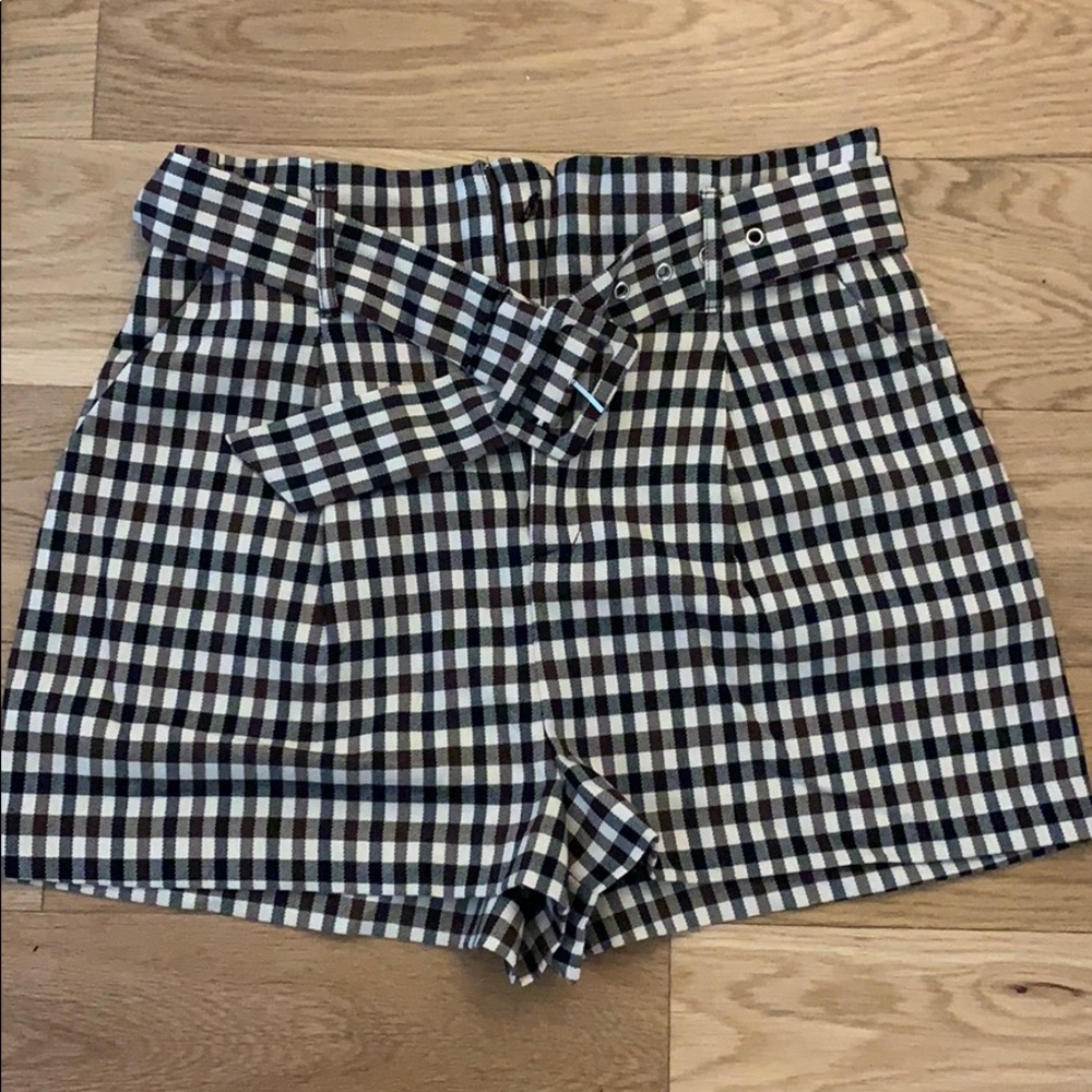 Never worn high waisted gingham shorts size M